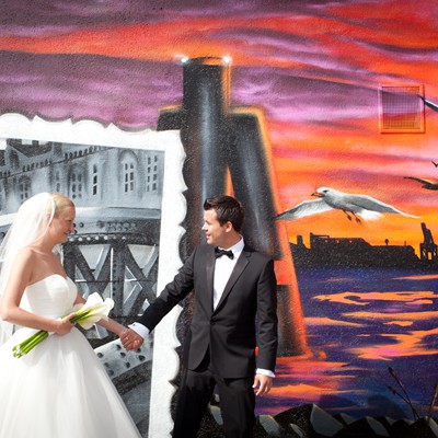 Brautpaar vor einer Mauerwand in St.Pauli